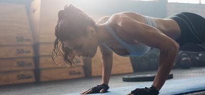 A woman doing pressups at the gym